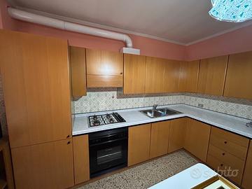 Cucina compresa di elettrodomestici