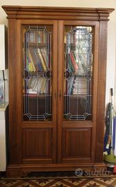 Elegante libreria con antine in stile vetrate