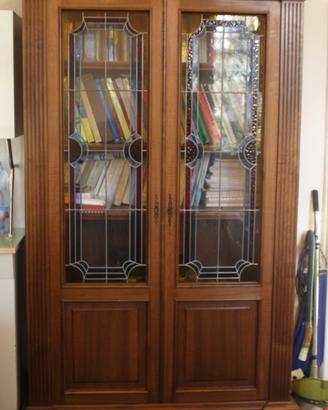 Elegante libreria con antine in stile vetrate