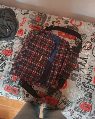 zaino a tracolla eastpak