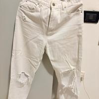 jeans bianchi e pantaloni neri a palazzo