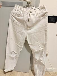 jeans bianchi e pantaloni neri a palazzo