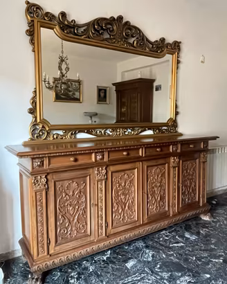 Credenza antica in legno intagliato con specchiera