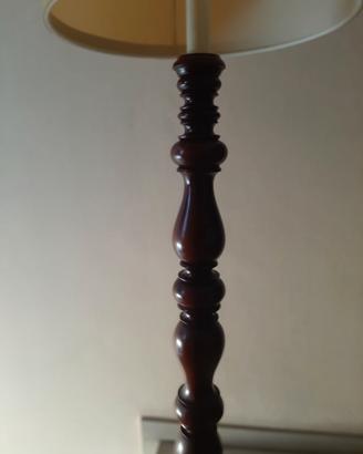 Lampada alta in legno
