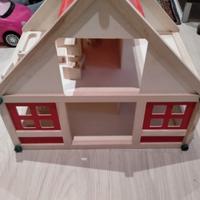 casetta  bambole in legno con 3 personagg e mobili