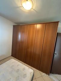 Armadio a 6 ante, cassettiera e comodini