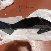 Carene nere Husqvarna Nuda 900 e sella