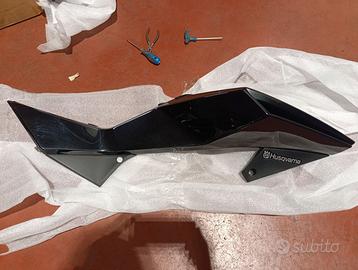 Carene nere Husqvarna Nuda 900 e sella