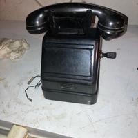 Antico telefono a manovella in bachelite