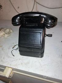 Antico telefono a manovella in bachelite