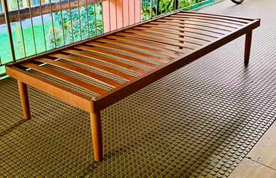 Due reti letto singole in legno unibili con ganci