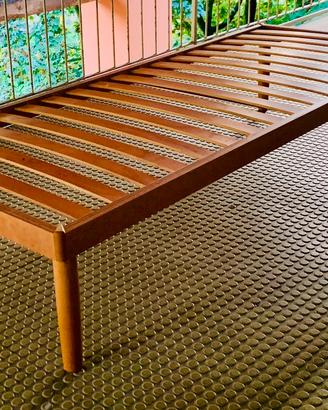Due reti letto singole in legno unibili con ganci