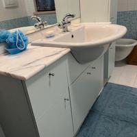 Mobile bagno con base in marmo e specchio