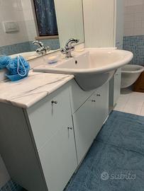 Mobile bagno con base in marmo e specchio