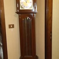 Orologio da terra a pendolo