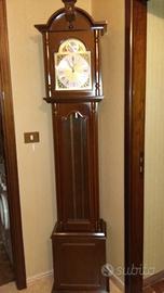 Orologio da terra a pendolo