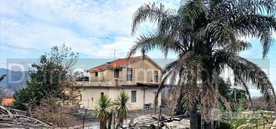 Villetta singola con terreno e serre a San Gerardo
