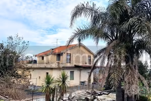 Villetta singola con terreno e serre a San Gerardo