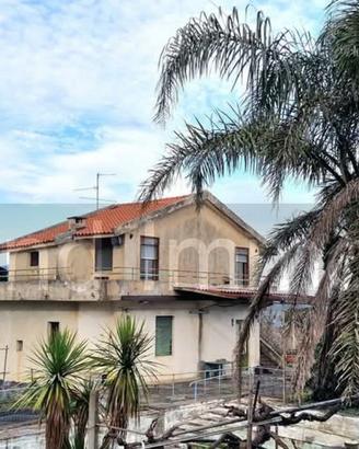 Villetta singola con terreno e serre a San Gerardo