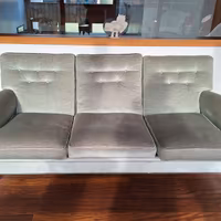 Divano 3 posti e 2 poltrone.