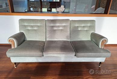 Divano 3 posti e 2 poltrone.