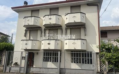 ROVELLASCA: CASA BIFAMILIARE CON GIARDINO E BOX