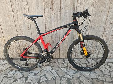MTB Giant in carbonio permuto