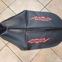 Copertina nera sella Honda Dominator 650