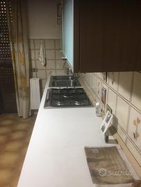 Cucina moderna completa con elettrodomestici