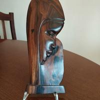 scultura in legno scuro Africa