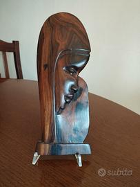 scultura in legno scuro Africa
