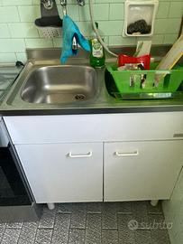 Lavandino e cucina gas e forno