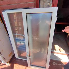 Finestra completa con cornice e due ante battenti 