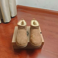 Stivaletti da donna UGG Ultra Mini castagna EU 40