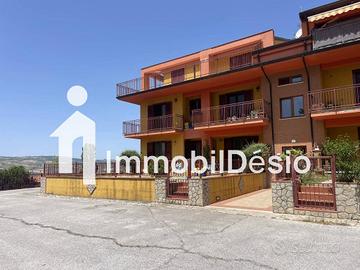 Locale commerciale con Garage in Via Vittorio Eman