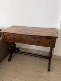 Scrivania in legno antica