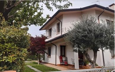 Cazzago Bifamiliare con giardino libera subito