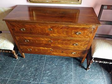 Elegante Comò del 700 - 1700.