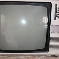 TV e arredamenti vari dell’epoca