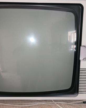 TV e arredamenti vari dell’epoca