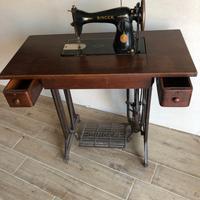 Macchina da cucire SINGER a scomparsa in mobile