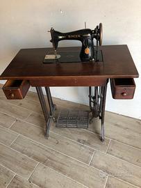 Macchina da cucire SINGER a scomparsa in mobile