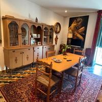 Mobile da cucina o sala con tavolo e sedie