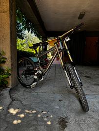 Bici downhill commencal