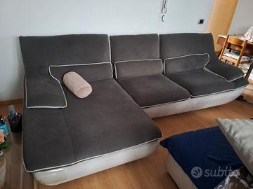 divano con penisolain tessuto microfibra