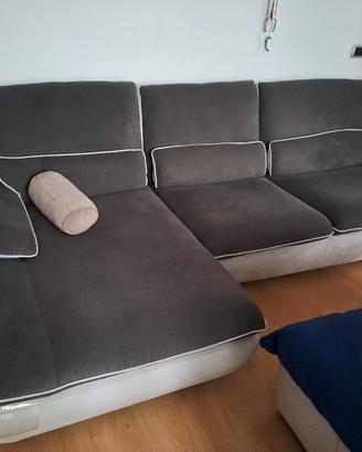 divano con penisolain tessuto microfibra