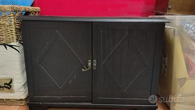 Mobiletti in legno nero con ante