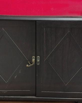 Mobiletti in legno nero con ante