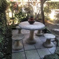 Tavolo e puff in pietra
