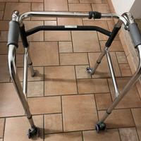 Deambulatore girello per anziani